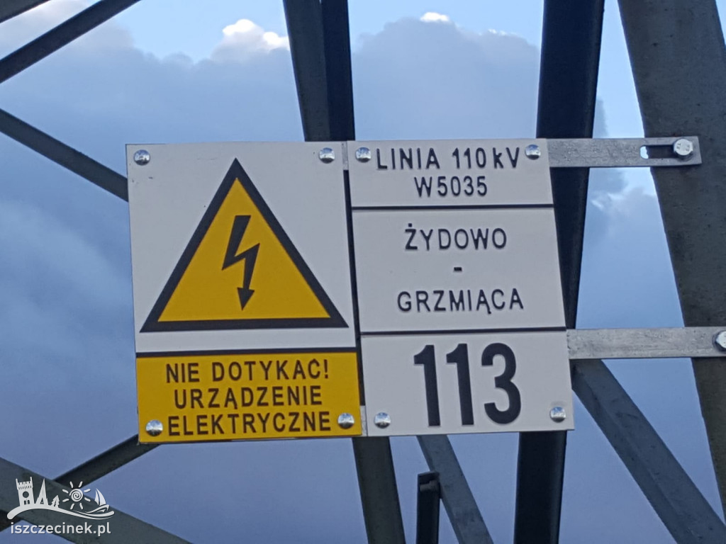 Podczas wycinki drzewo spało na linie wysokiego napięcia
