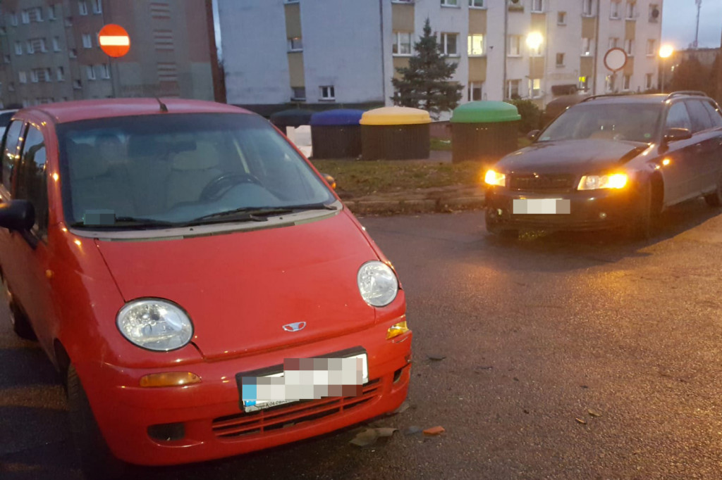 Kraksa na skrzyżowaniu. Dwa auta rozbite