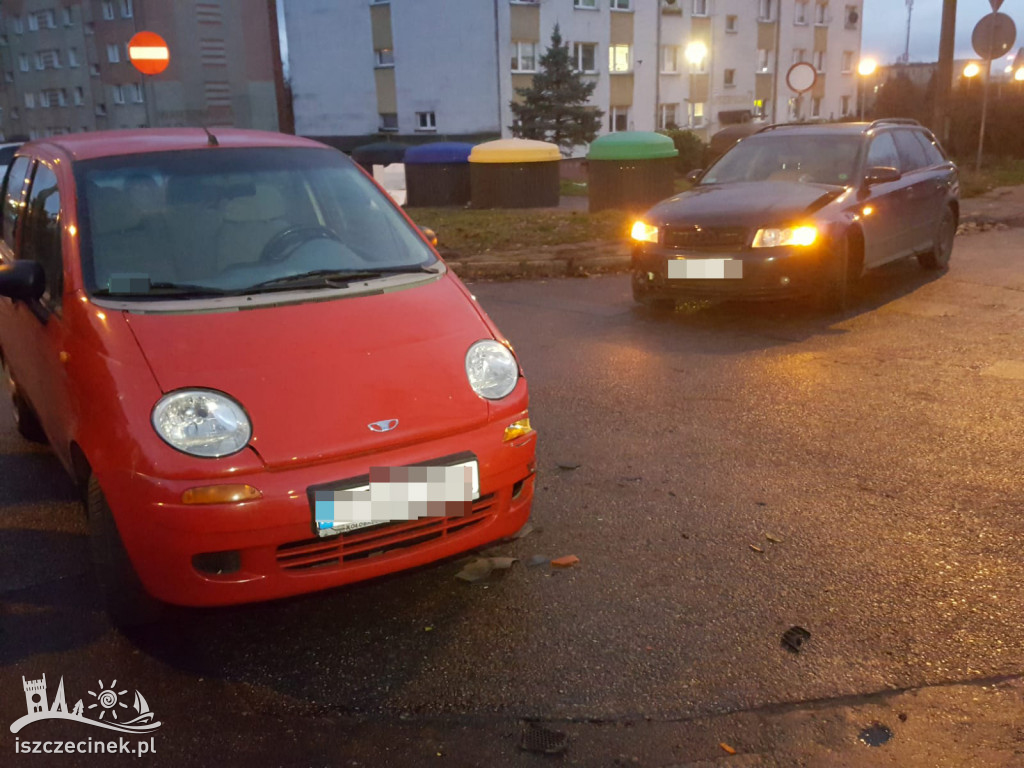 Kraksa na skrzyżowaniu. Dwa auta rozbite