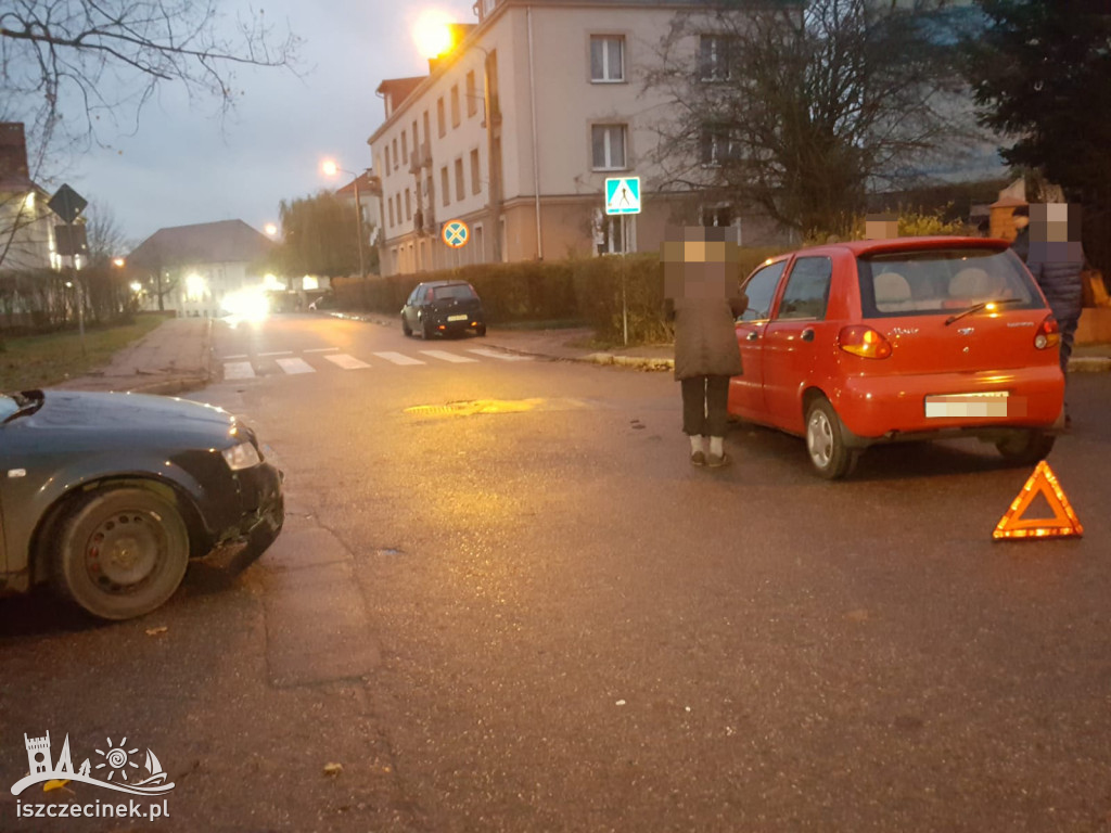 Kraksa na skrzyżowaniu. Dwa auta rozbite
