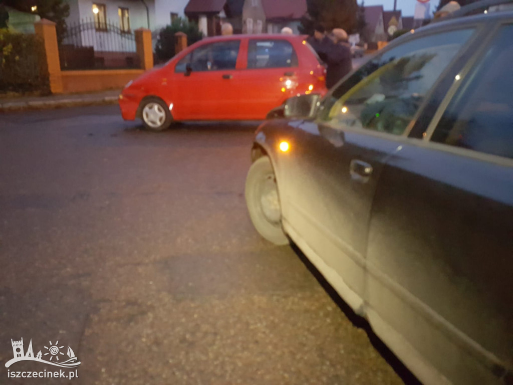 Kraksa na skrzyżowaniu. Dwa auta rozbite