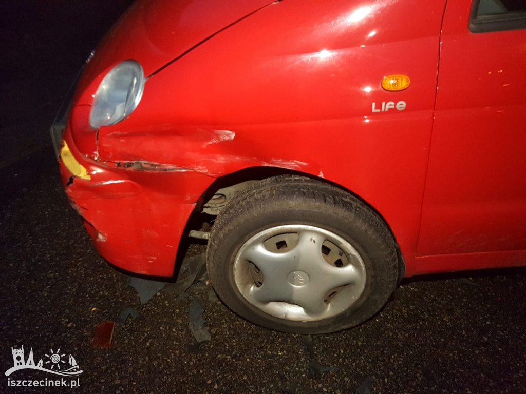 Kraksa na skrzyżowaniu. Dwa auta rozbite