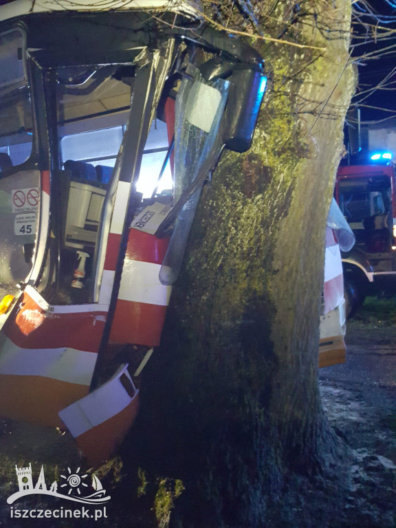 Wypadek autobusu. Są osoby poszkodowane