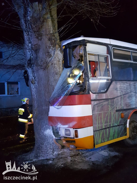 Wypadek autobusu. Są osoby poszkodowane