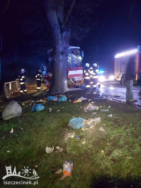 Wypadek autobusu. Są osoby poszkodowane