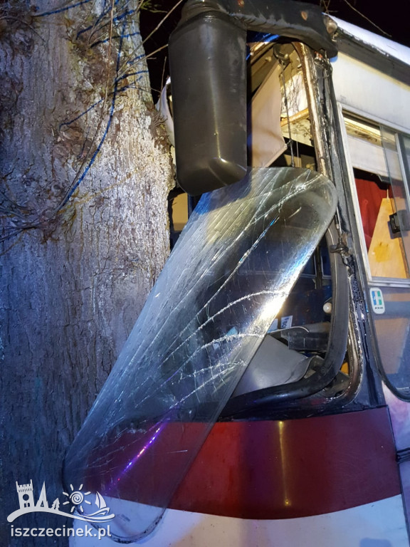 Wypadek autobusu. Są osoby poszkodowane