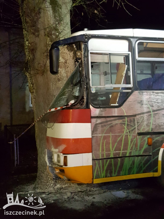 Wypadek autobusu. Są osoby poszkodowane