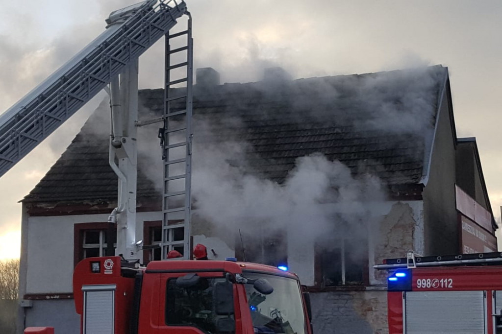 Pożar budynku w centrum miasta. Trwa akcja gaśnicza [ZDJĘCIA]