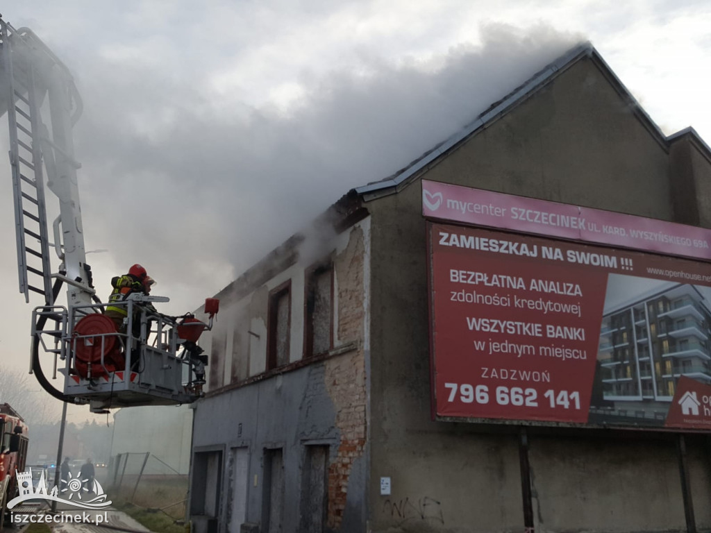 Pożar budynku w centrum miasta. Trwa akcja gaśnicza [ZDJĘCIA]