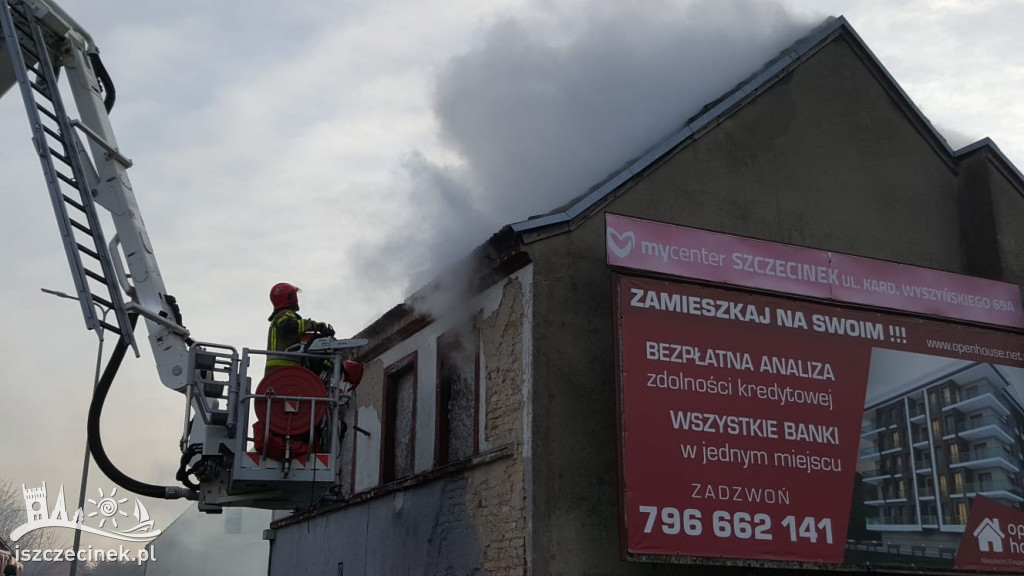 Pożar budynku w centrum miasta. Trwa akcja gaśnicza [ZDJĘCIA]