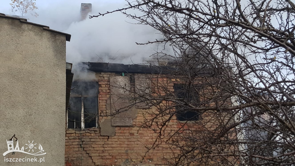 Pożar budynku w centrum miasta. Trwa akcja gaśnicza [ZDJĘCIA]