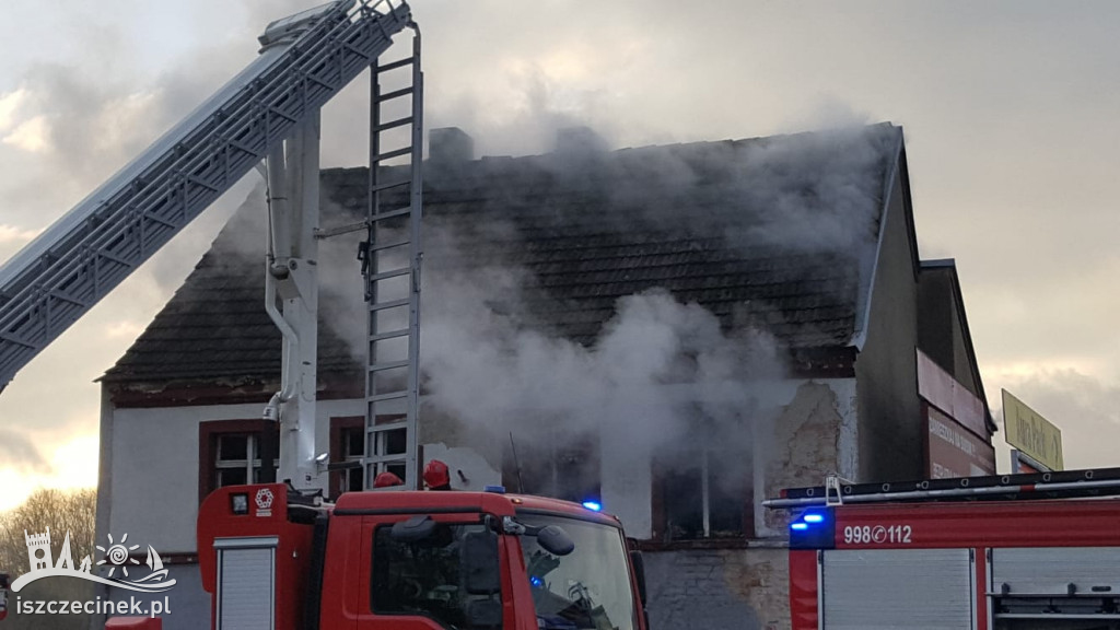 Pożar budynku w centrum miasta. Trwa akcja gaśnicza [ZDJĘCIA]