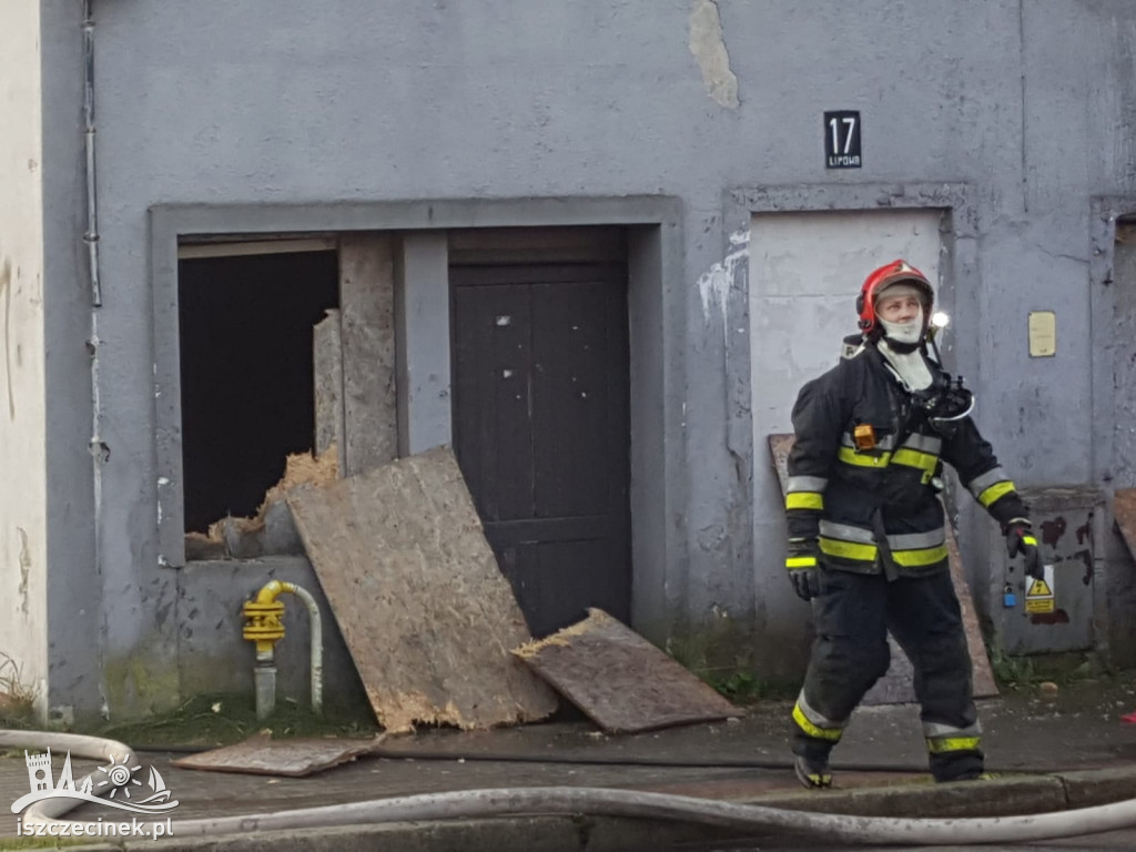 Pożar budynku w centrum miasta. Trwa akcja gaśnicza [ZDJĘCIA]