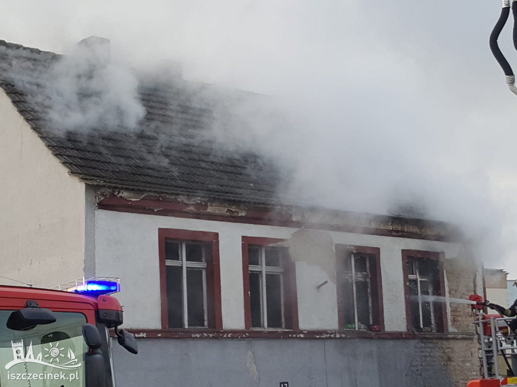 Pożar budynku w centrum miasta. Trwa akcja gaśnicza [ZDJĘCIA]