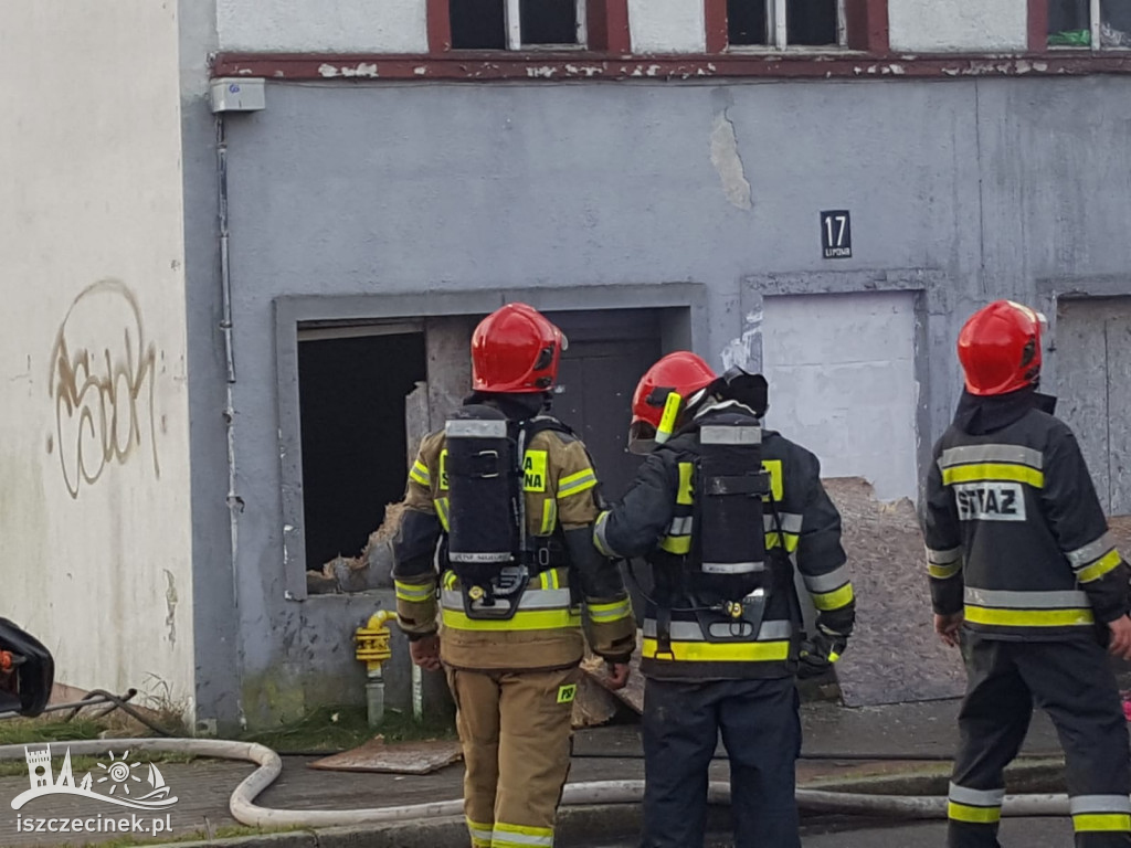 Pożar budynku w centrum miasta. Trwa akcja gaśnicza [ZDJĘCIA]
