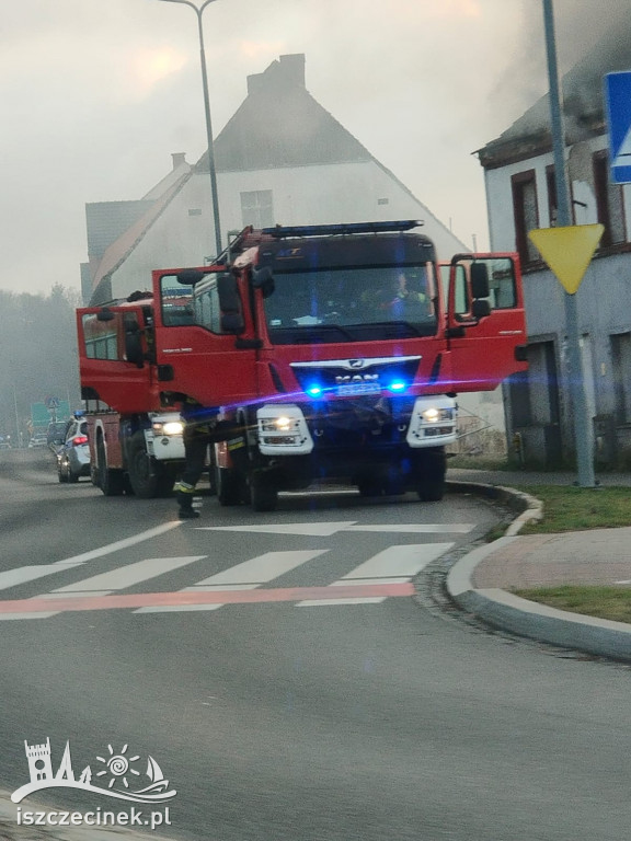 Pożar budynku w centrum miasta. Trwa akcja gaśnicza [ZDJĘCIA]