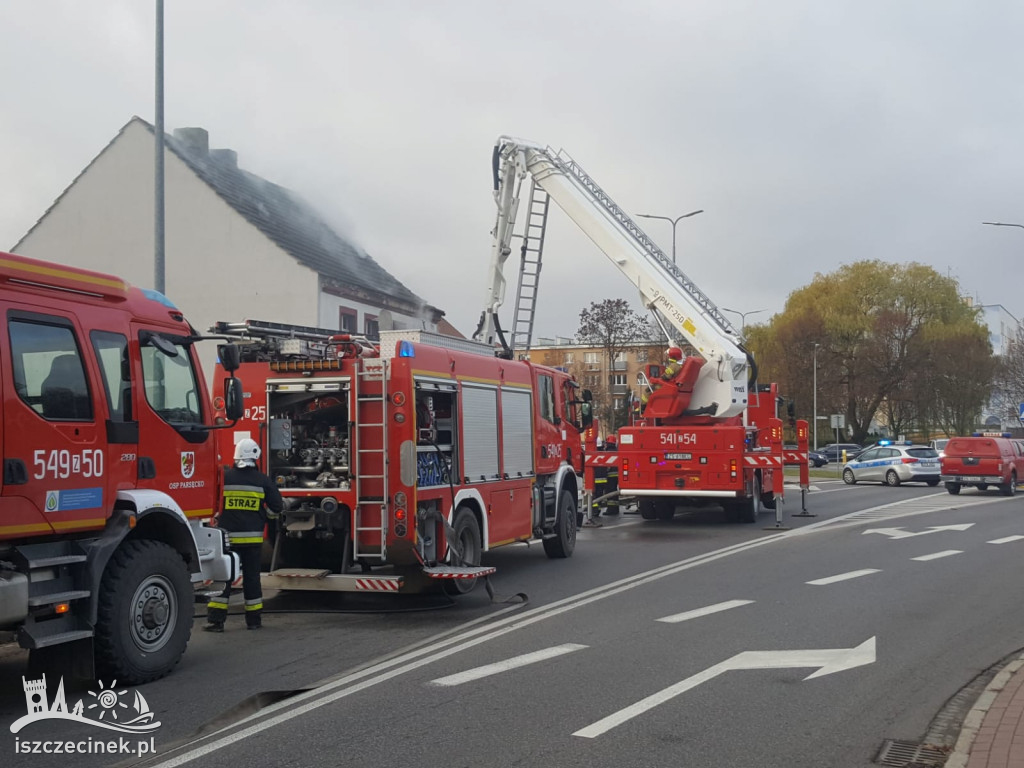 Pożar budynku w centrum miasta. Trwa akcja gaśnicza [ZDJĘCIA]