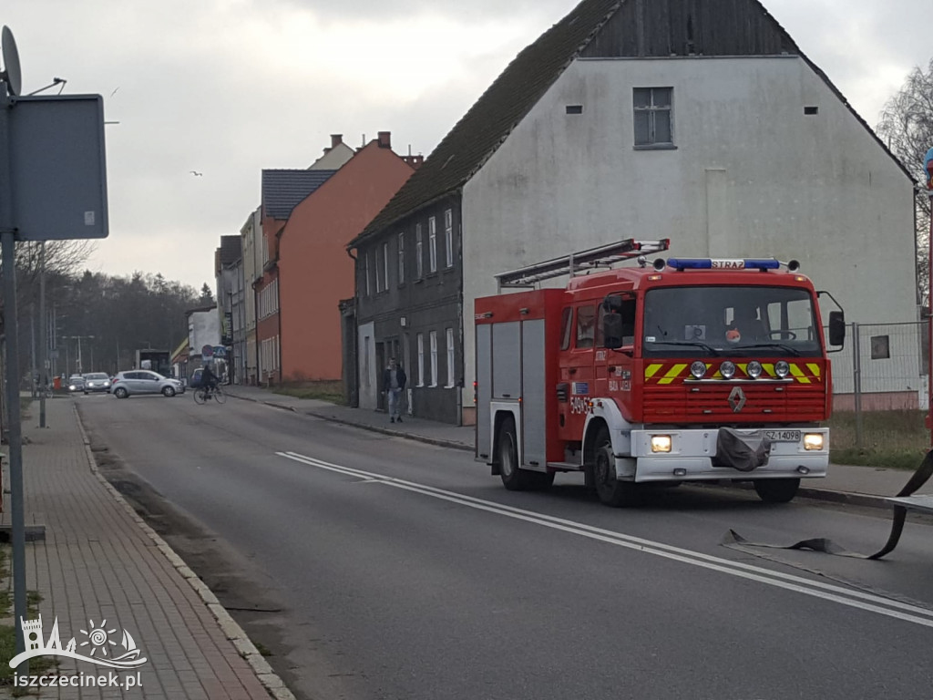Pożar budynku w centrum miasta. Trwa akcja gaśnicza [ZDJĘCIA]