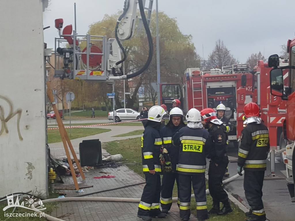 Pożar budynku w centrum miasta. Trwa akcja gaśnicza [ZDJĘCIA]