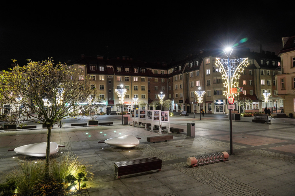 Szczecinek stroi się na święta. Miasto zawiesza już ozdoby