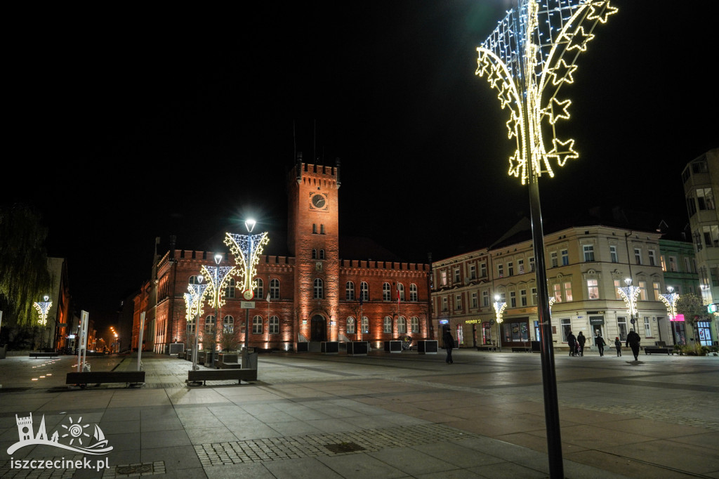 Szczecinek stroi się na święta. Miasto zawiesza już ozdoby