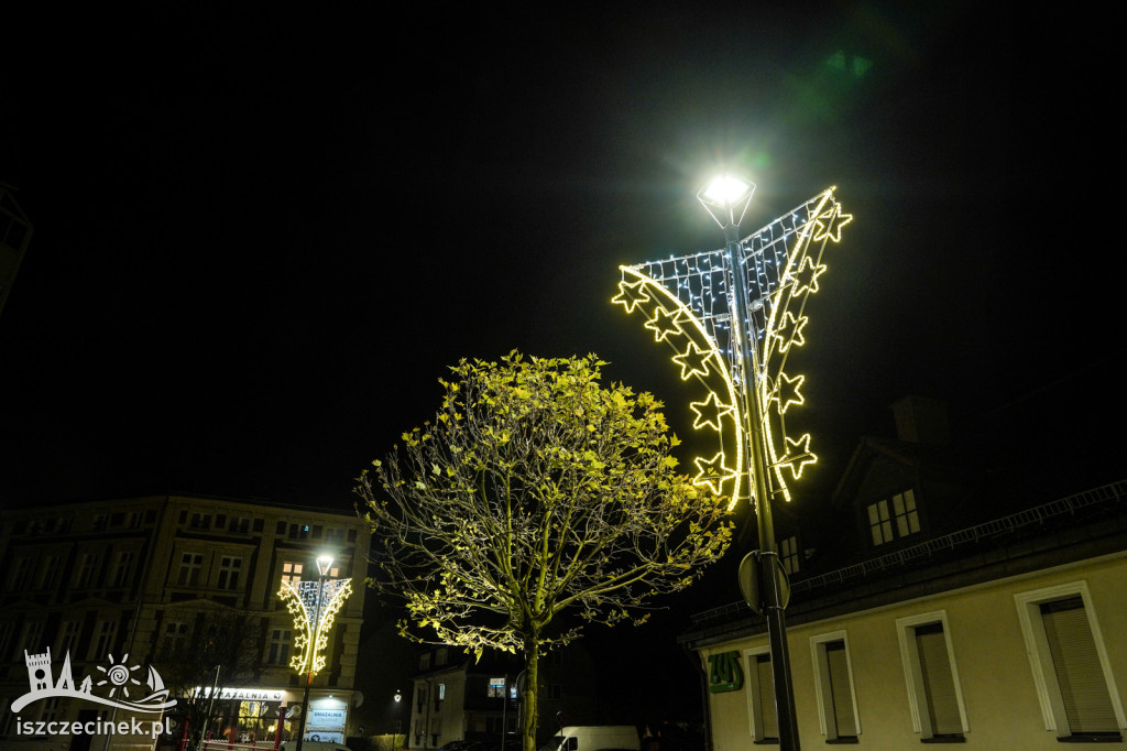 Szczecinek stroi się na święta. Miasto zawiesza już ozdoby