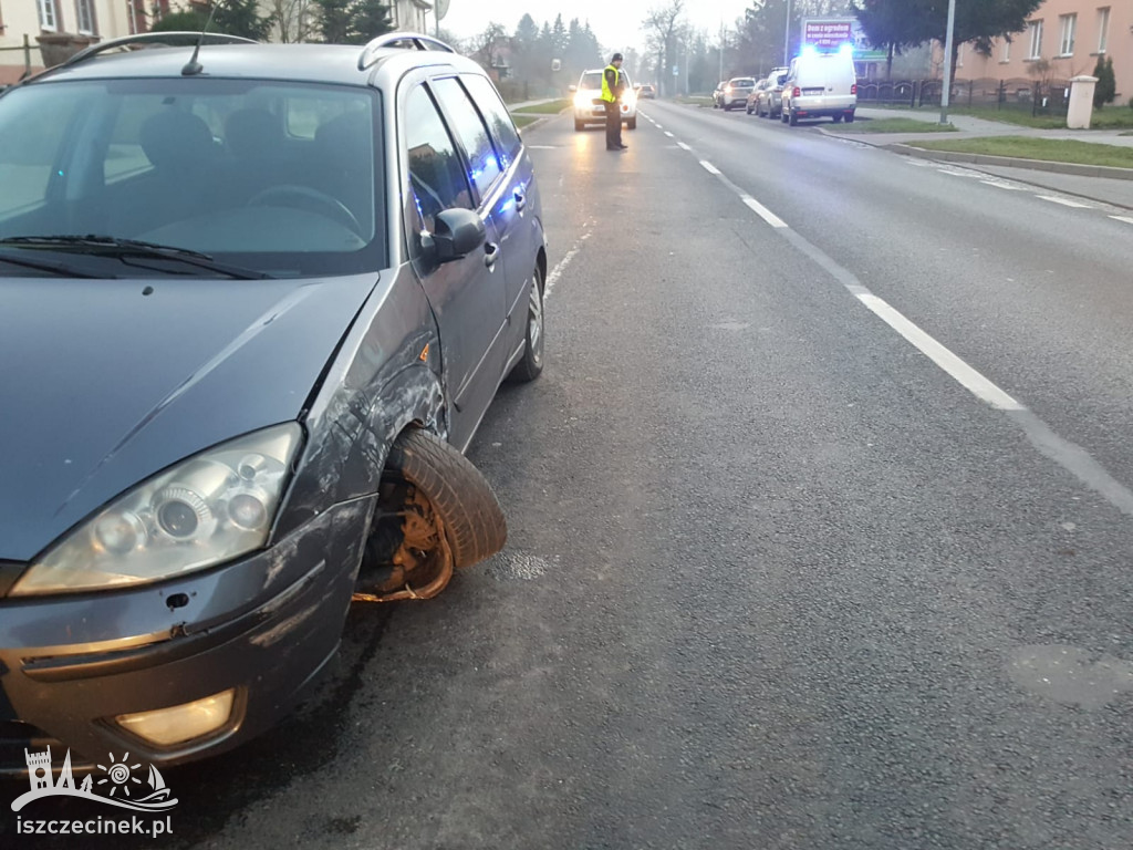 Uderzył w zaparkowany samochód. Kolizja na Szczecińskie