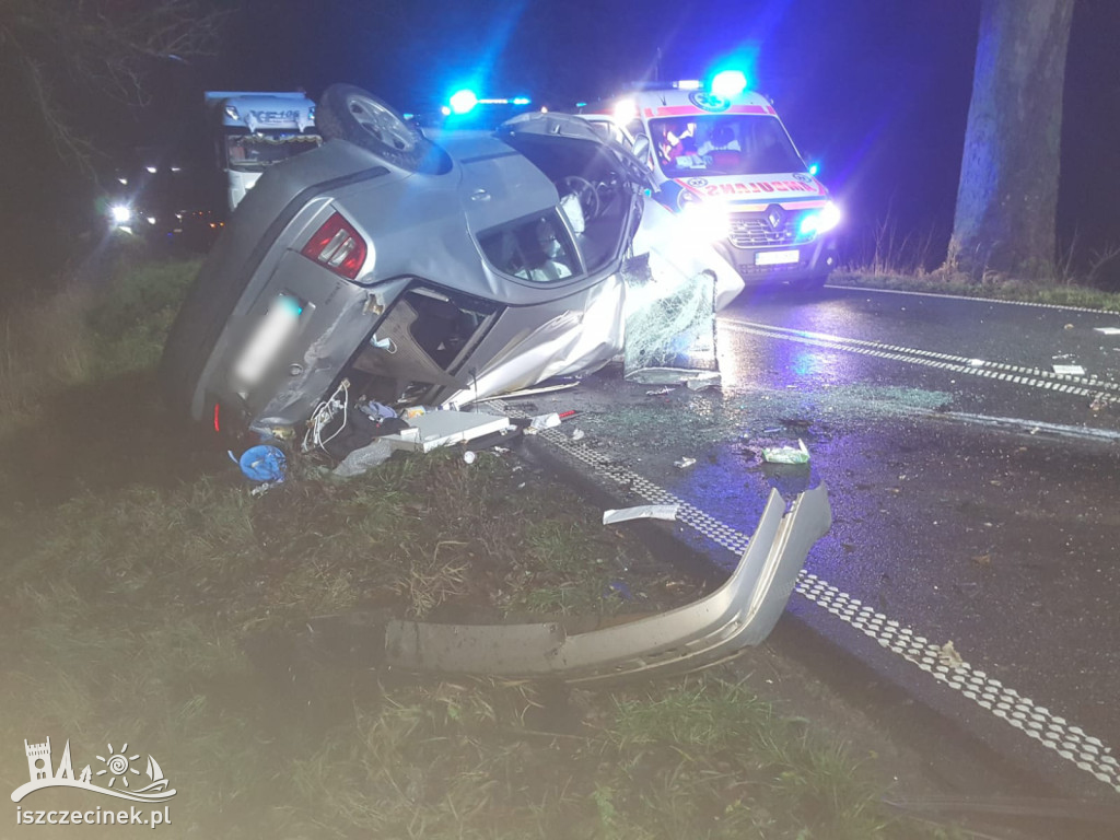 Młody mężczyzna zginął w wypadku samochodowym. Uderzył w drzewo