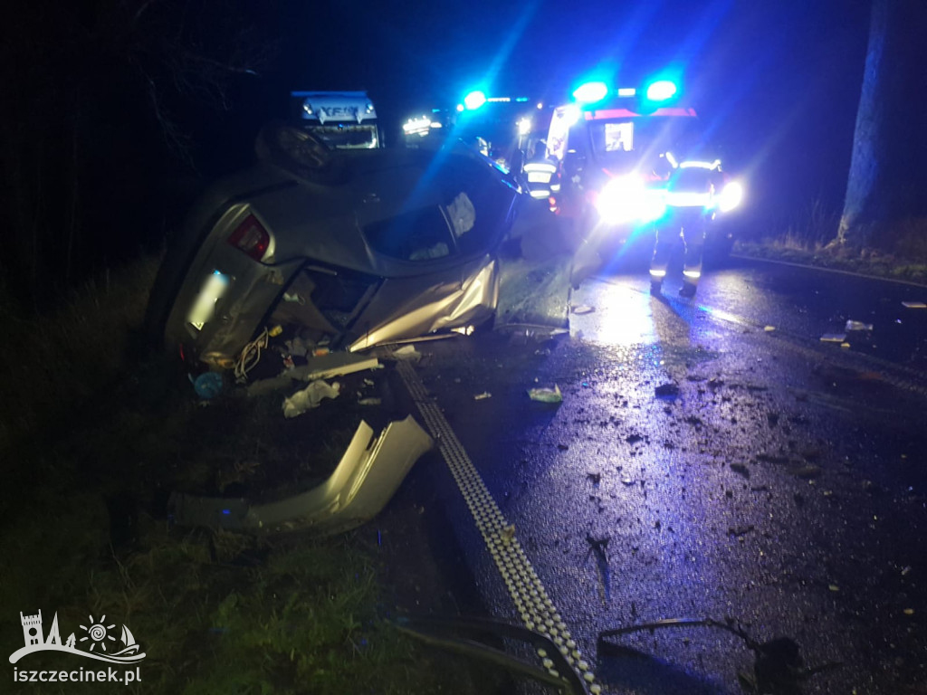 Młody mężczyzna zginął w wypadku samochodowym. Uderzył w drzewo