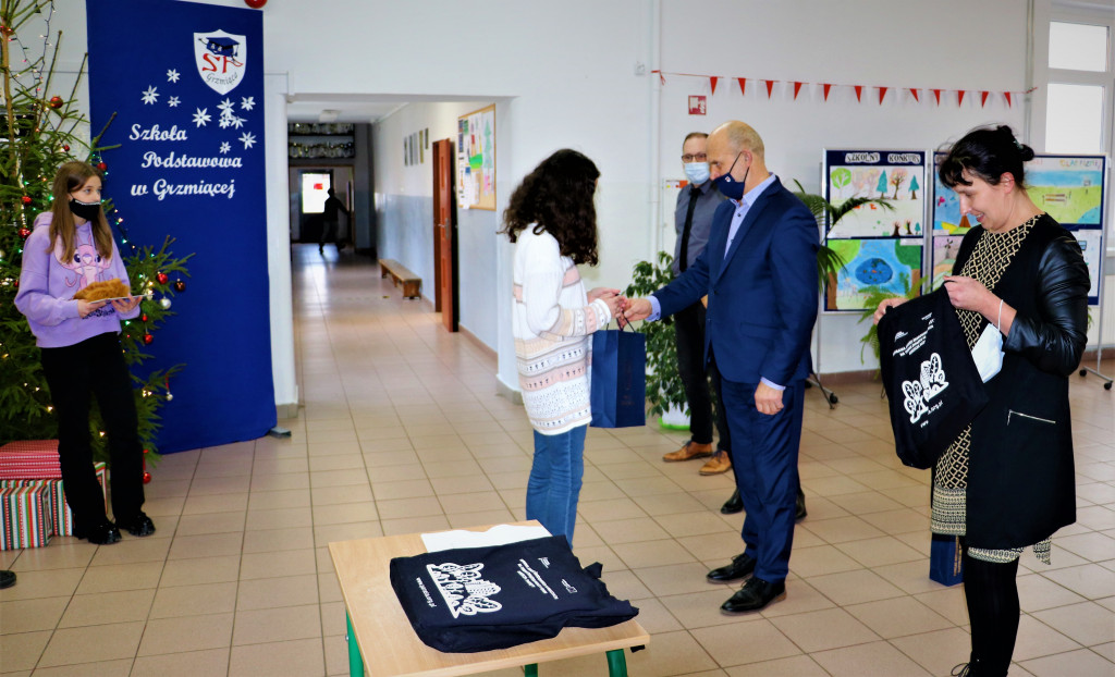 Starosta Krzysztof Lis nagrodził laureatów konkursu przyrodniczego