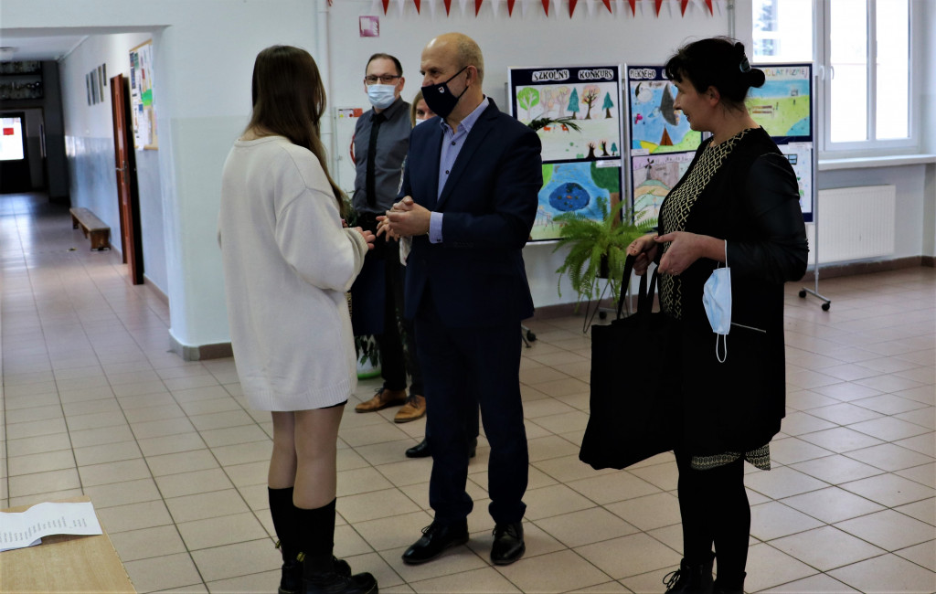 Starosta Krzysztof Lis nagrodził laureatów konkursu przyrodniczego