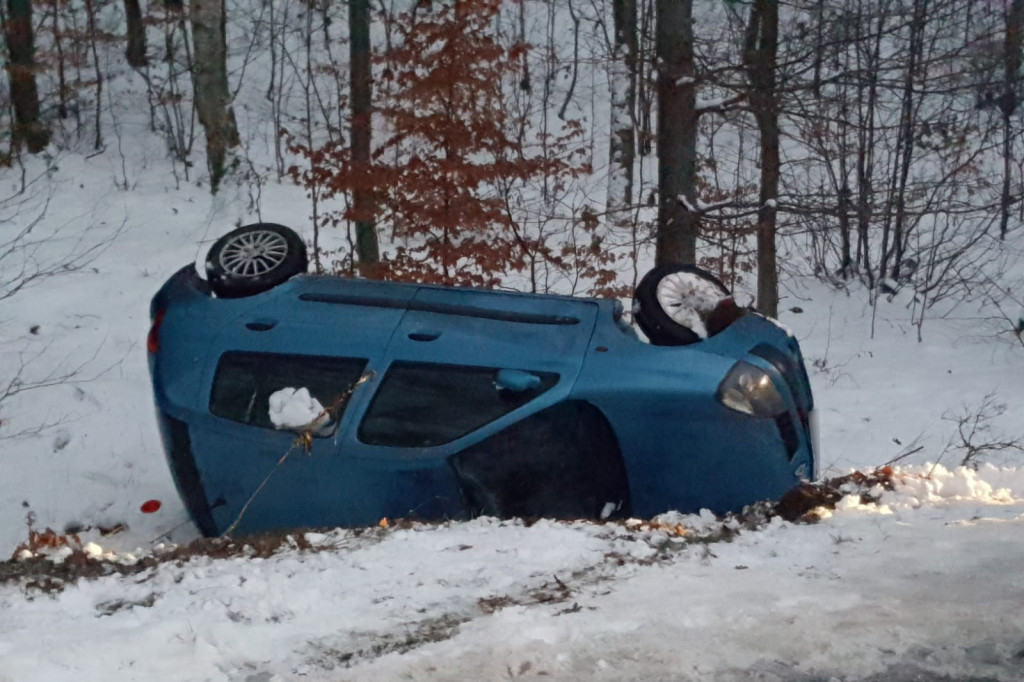 Lodowisko na drodze. Dachował renault