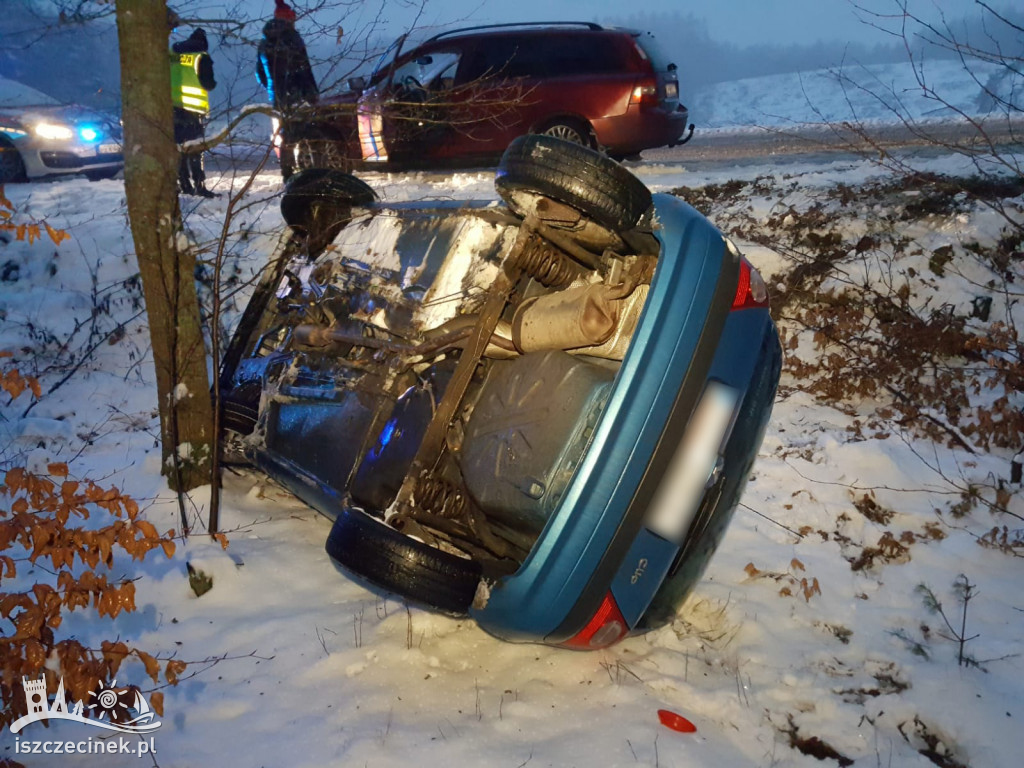 Lodowisko na drodze. Dachował renault