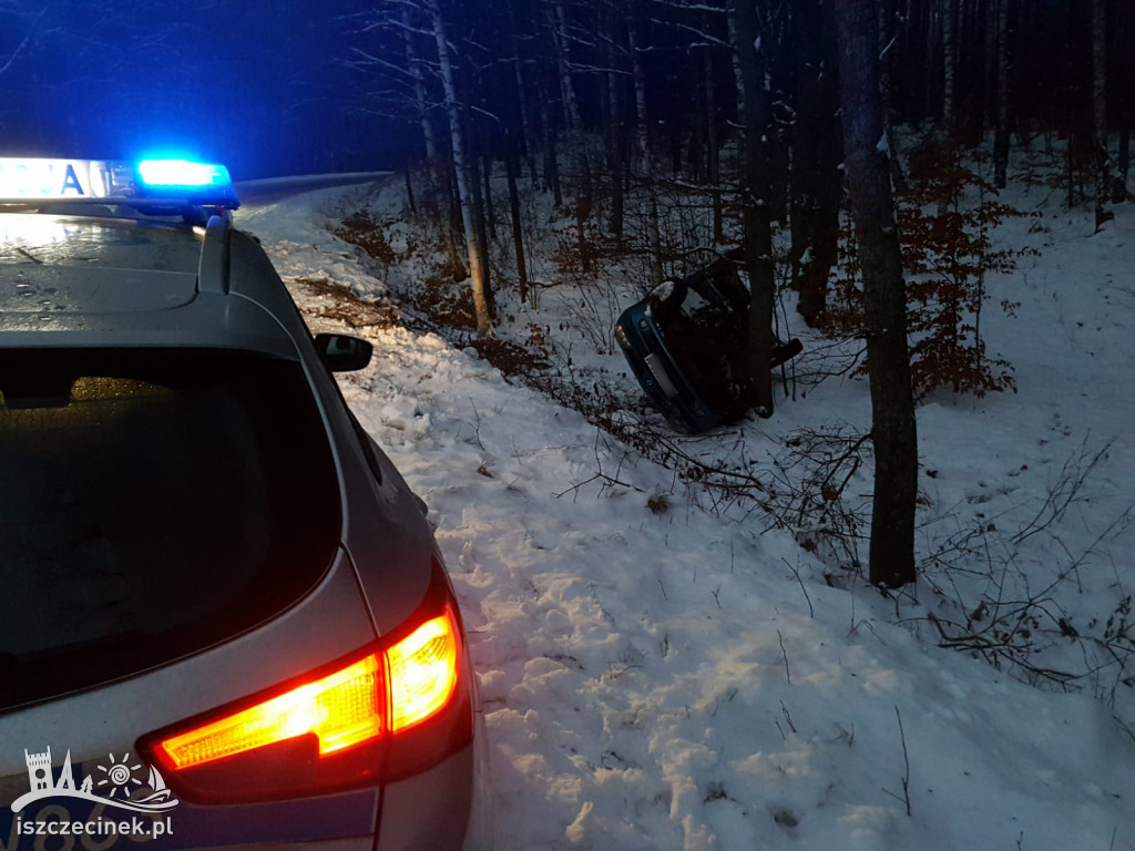 Lodowisko na drodze. Dachował renault