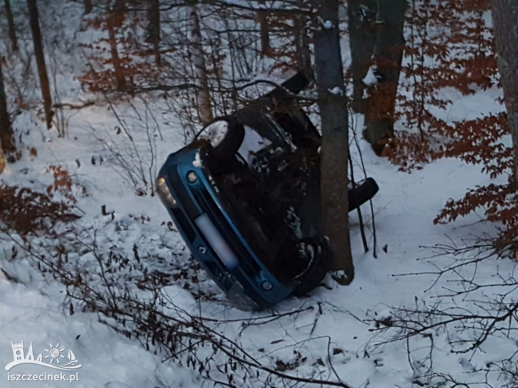 Lodowisko na drodze. Dachował renault