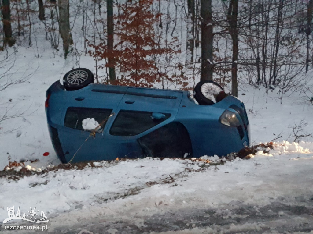 Lodowisko na drodze. Dachował renault