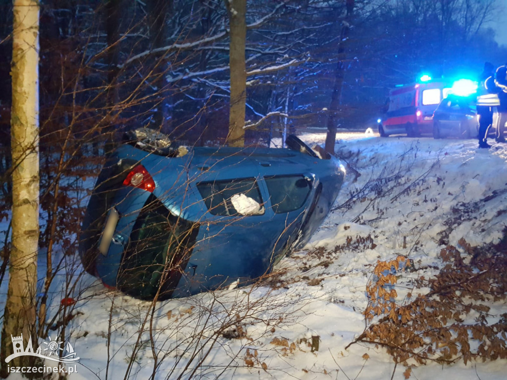 Lodowisko na drodze. Dachował renault
