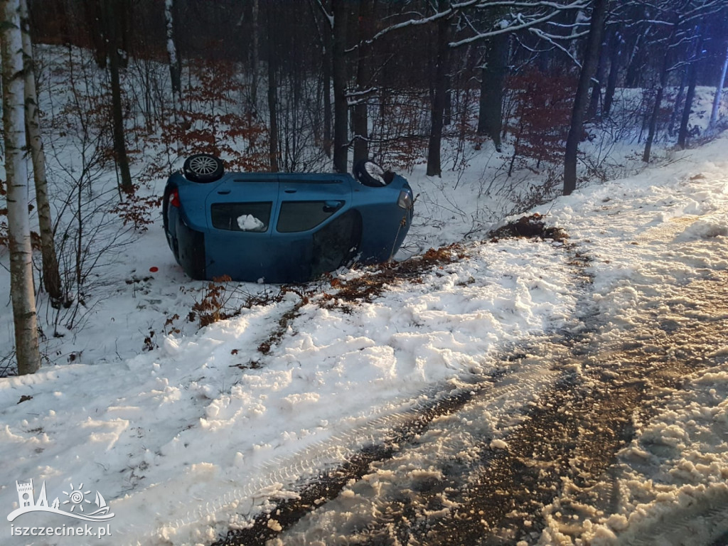 Lodowisko na drodze. Dachował renault