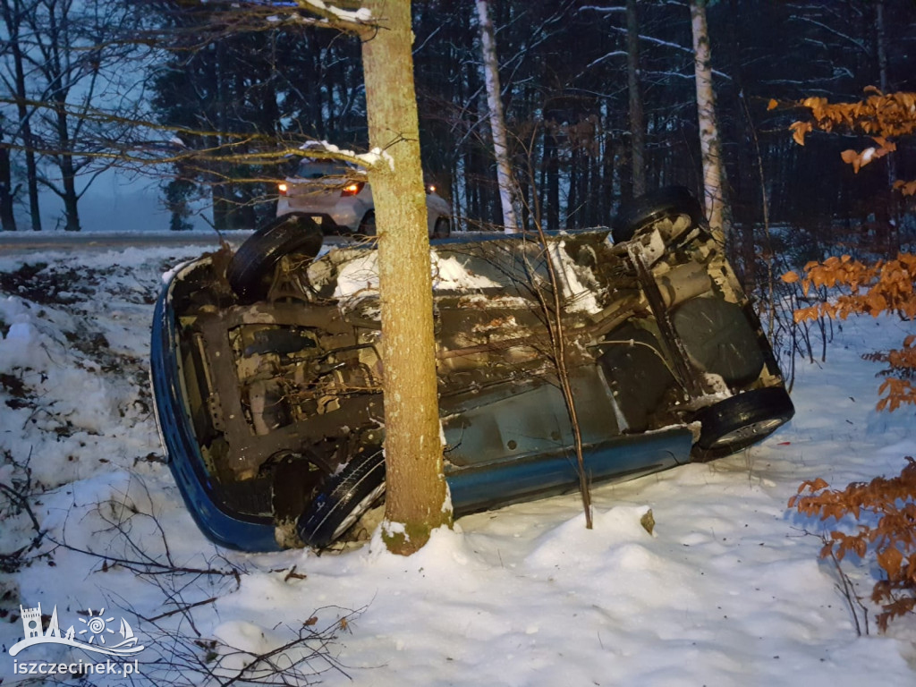 Lodowisko na drodze. Dachował renault