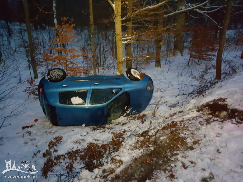 Lodowisko na drodze. Dachował renault