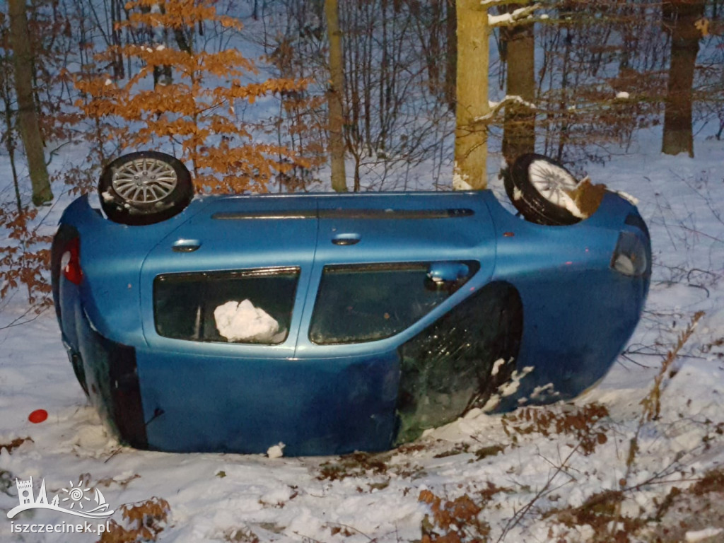 Lodowisko na drodze. Dachował renault