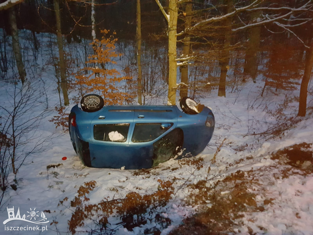 Lodowisko na drodze. Dachował renault