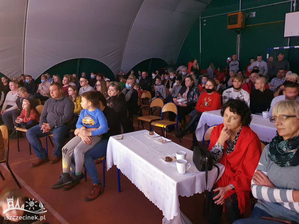 Dali się porwać atmosferze Świąt Bożego Narodzenia i zaśpiewali dla Borysa.