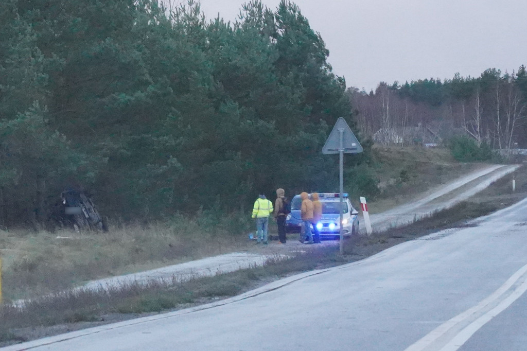 Mała obwodnica Szczecinka. Osobówka zatrzymała się na drzewie