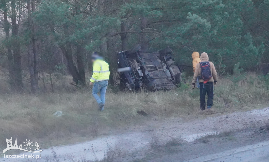 Mała obwodnica Szczecinka. Osobówka zatrzymała się na drzewie