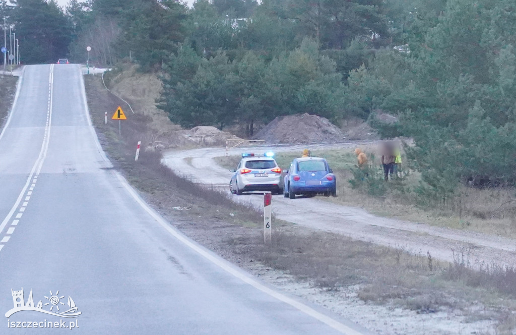 Mała obwodnica Szczecinka. Osobówka zatrzymała się na drzewie