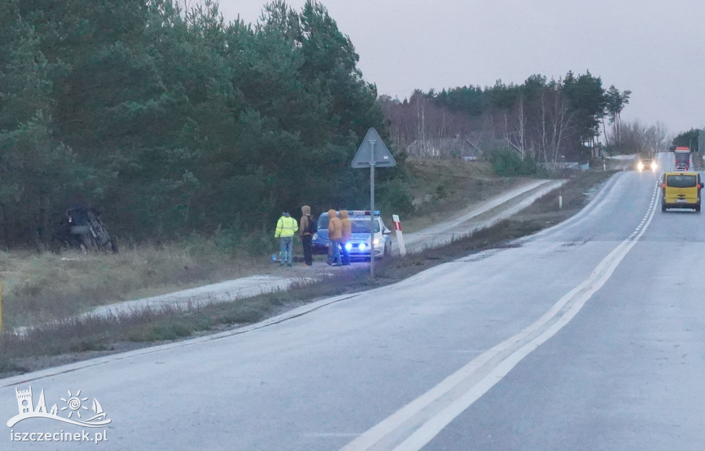 Mała obwodnica Szczecinka. Osobówka zatrzymała się na drzewie