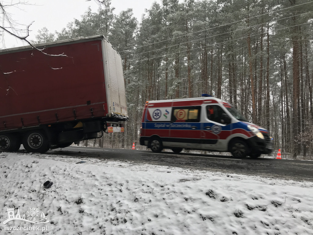 Ciężarówka w rowie. Blokuje krajową „dwudziestkę”