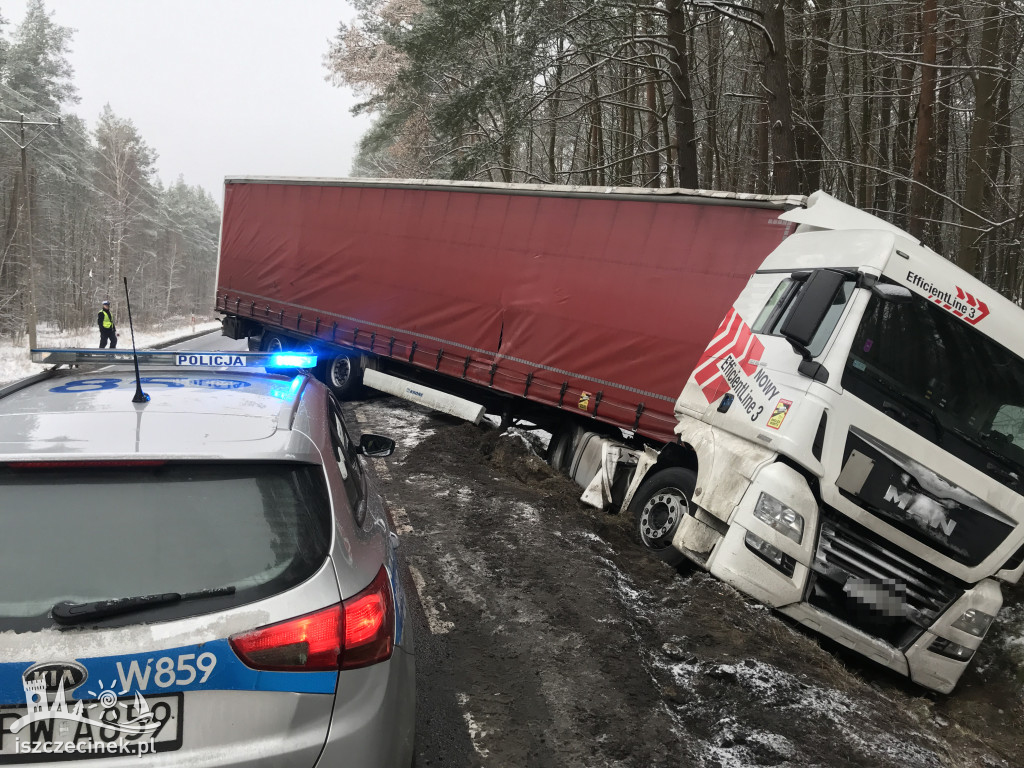 Ciężarówka w rowie. Blokuje krajową „dwudziestkę”