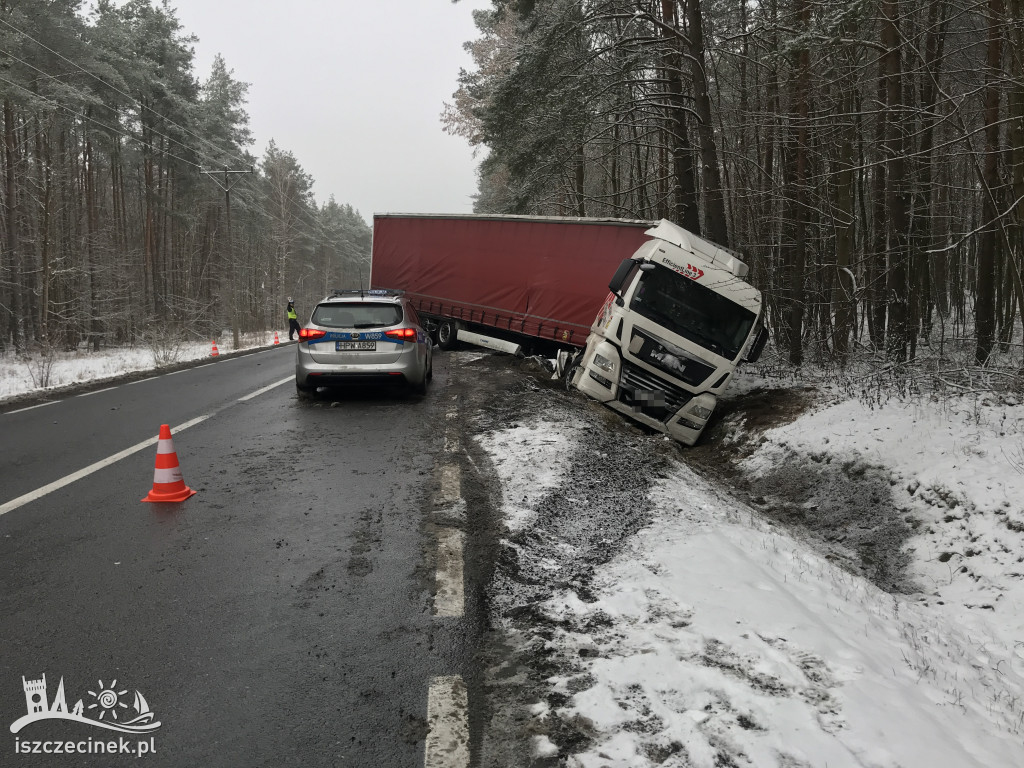 Ciężarówka w rowie. Blokuje krajową „dwudziestkę”